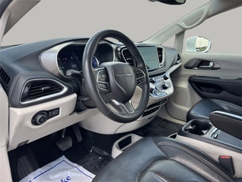 Used 2022 Chrysler Pacifica Touring-L image 11