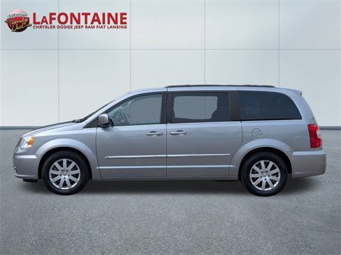 Used 2014 Chrysler Town & Country Touring image 2