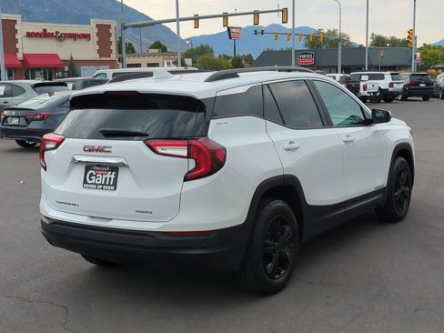 Used 2023 GMC Terrain SLE w/ Driver Convenience Package image 3