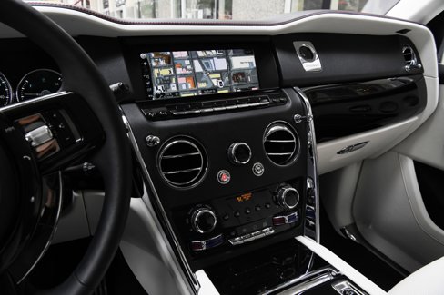 Certified 2023 Rolls-Royce Cullinan w/ Cullinan Package image 17