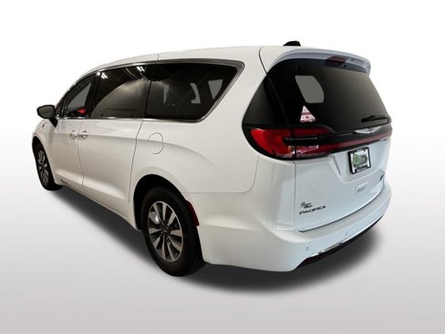 Used 2024 Chrysler Pacifica Select image 3