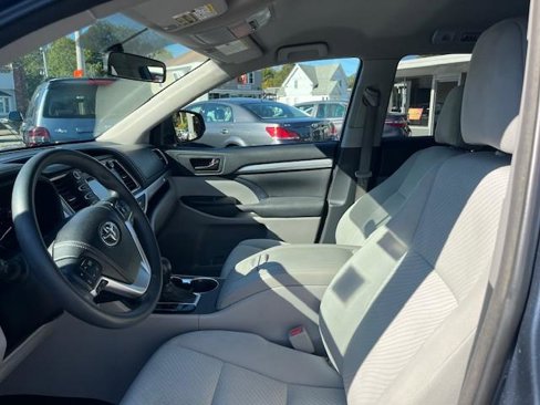 Used 2014 Toyota Highlander LE image 5