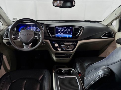 Used 2022 Chrysler Pacifica Touring-L image 12
