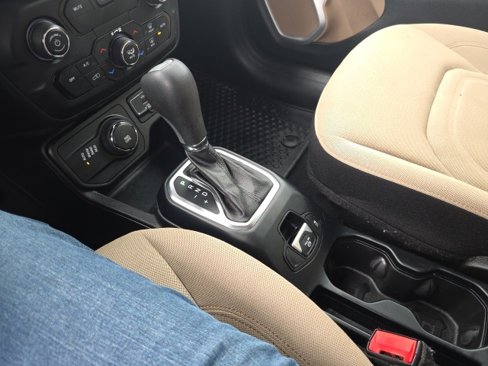 Used 2018 Jeep Renegade Latitude w/ Cold Weather Group image 25