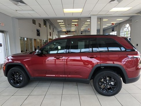 Certified 2024 Jeep Grand Cherokee Altitude image 10