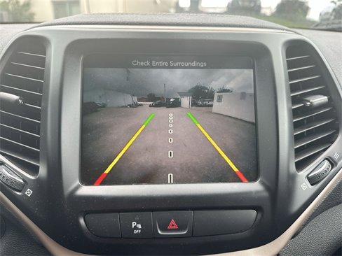 Used 2017 Jeep Cherokee Limited image 40