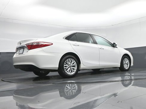 Used 2016 Toyota Camry LE image 51