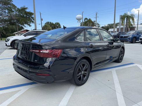 Used 2022 Volkswagen Jetta SE w/ Panoramic Sunroof Package image 3