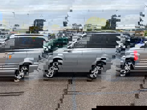 Used 2016 Chrysler Town & Country Touring image 2