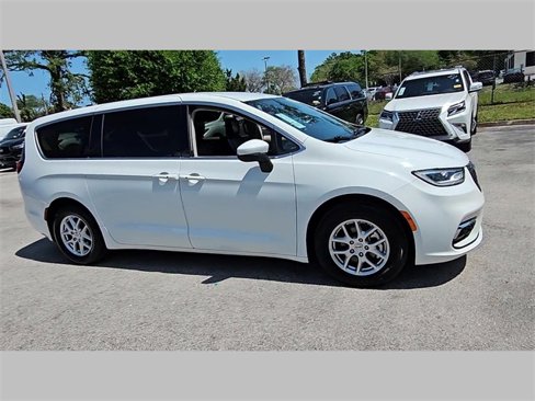 Used 2023 Chrysler Pacifica Touring-L image 26