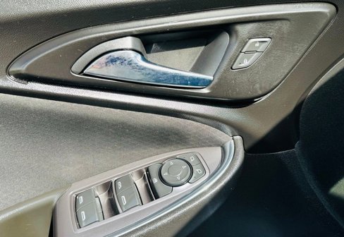 Used 2018 Chevrolet Malibu LT image 9