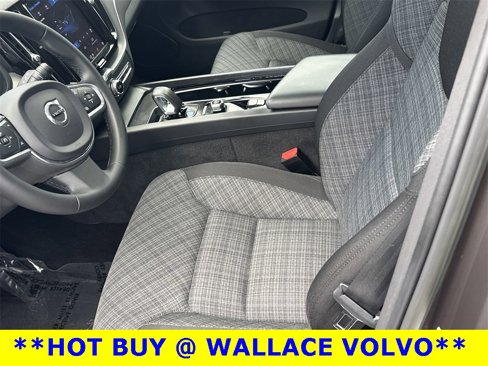 Used 2023 Volvo XC60 B5 Core image 15