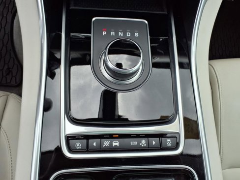 Used 2018 Jaguar XF Premium image 19