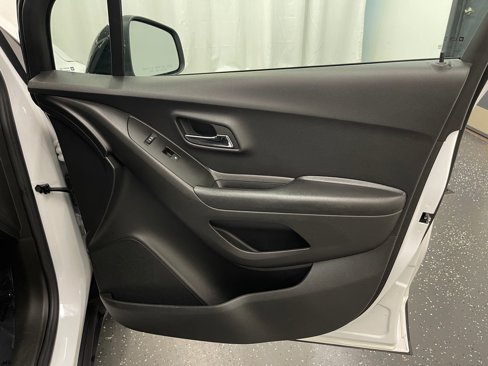 Used 2022 Chevrolet Trax LT w/ Redline Edition image 7