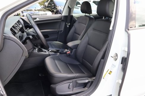 Used 2018 Volkswagen Golf SE image 9