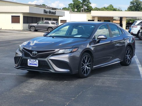 Used 2023 Toyota Camry SE image 3