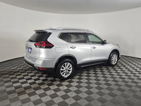 Used 2018 Nissan Rogue SV image 3