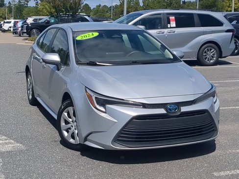 Used 2024 Toyota Corolla LE image 2