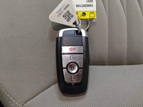 Used 2021 Ford Explorer XLT image 32