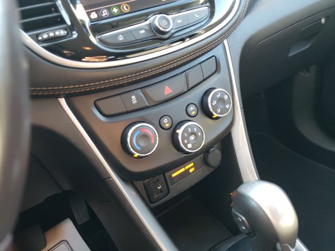 Used 2022 Chevrolet Trax LT w/ LT Convenience Package image 32
