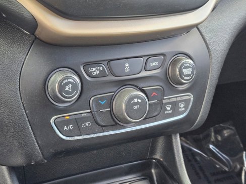 Used 2016 Jeep Cherokee Latitude w/ Safety/Convenience Group image 25