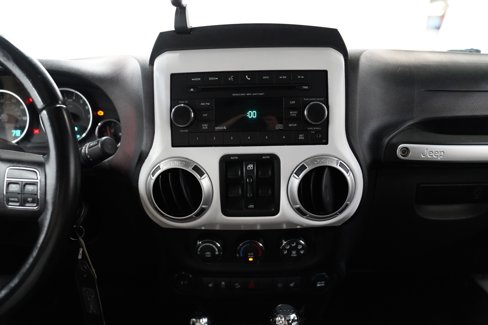 Used 2015 Jeep Wrangler Unlimited Sahara w/ Connectivity Group image 21