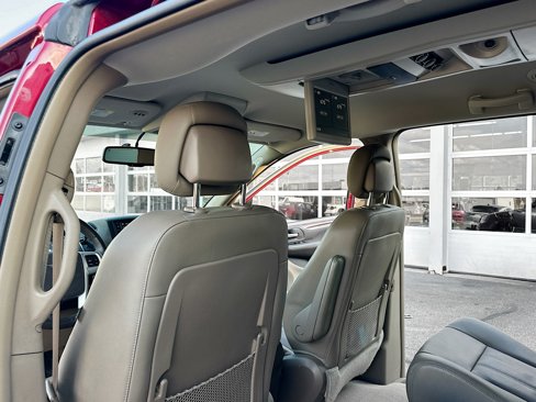 Used 2014 Chrysler Town & Country Touring w/ Driver Convenience Group image 6