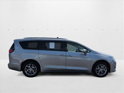 Used 2018 Chrysler Pacifica Limited image 4