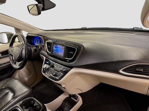 Used 2019 Chrysler Pacifica Touring-L image 27