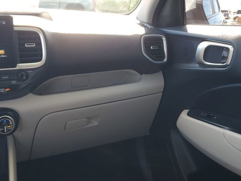 Certified 2020 Hyundai Venue image 23