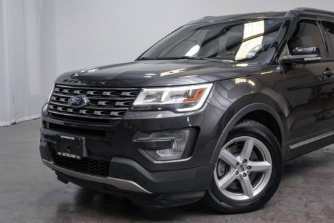 Used 2017 Ford Explorer XLT w/ Equipment Group 201A image 5