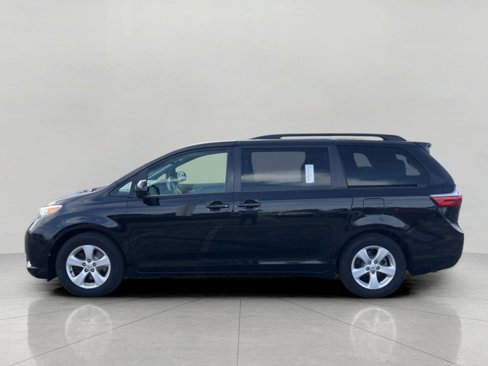 Used 2015 Toyota Sienna LE image 4