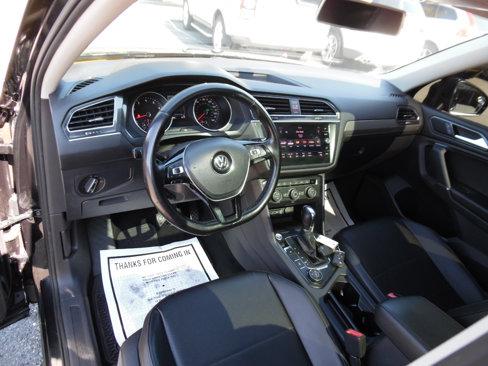 Used 2018 Volkswagen Tiguan SE w/ Panoramic Sunroof Package image 10