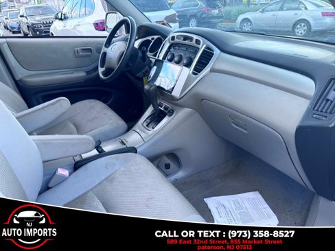 Used 2004 Toyota Highlander 4WD V6 w/ 3rd Row image 18
