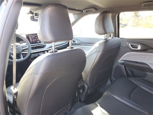 New 2025 Jeep Compass Latitude image 11