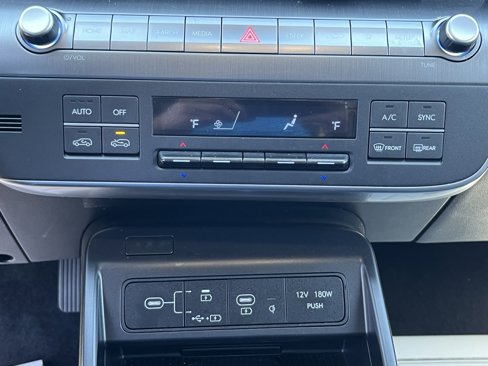 Used 2024 Hyundai Kona Limited image 8