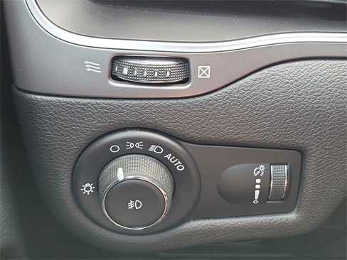 Used 2019 Jeep Cherokee Latitude w/ Popular Appearance Group image 16