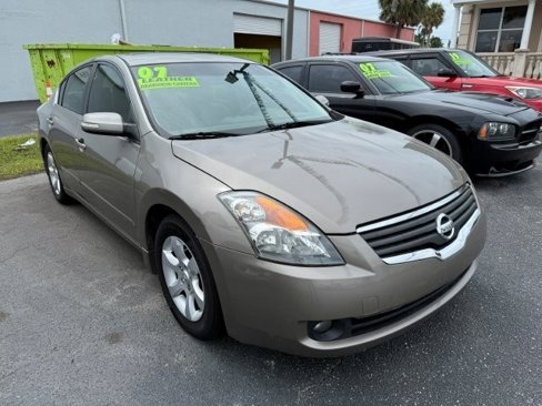 Used 2007 Nissan Altima 3.5 SL w/ Technology Pkg image 1