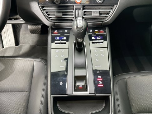 Certified 2022 Porsche Macan image 24