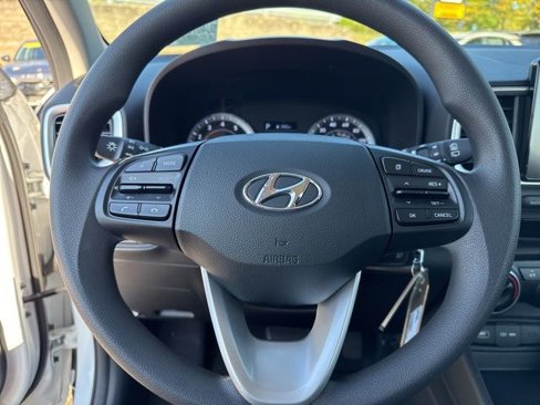 Certified 2022 Hyundai Venue SE image 11