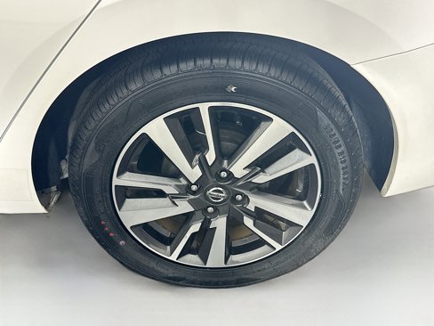 Used 2022 Nissan Versa SV image 11