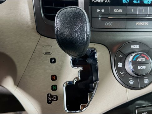 Used 2013 Toyota Sienna LE image 23