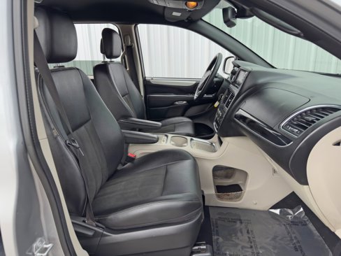 Used 2019 Dodge Grand Caravan SXT image 13