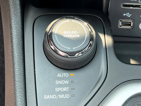 Used 2014 Jeep Cherokee Latitude w/ Cold Weather Group image 29