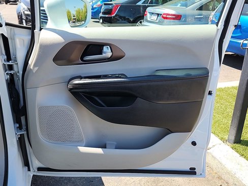 Used 2017 Chrysler Pacifica Touring-L w/ Tire & Wheel Group image 34