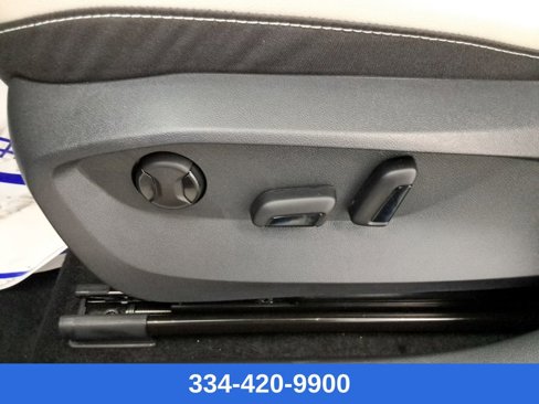 Used 2025 Volkswagen Taos SE w/ Panoramic Sunroof Package image 17