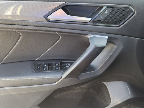 Used 2022 Volkswagen Tiguan SE w/ Panoramic Sunroof Package image 26