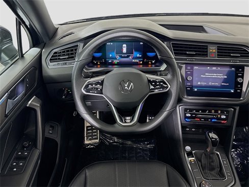 Certified 2022 Volkswagen Tiguan SE R-Line image 22