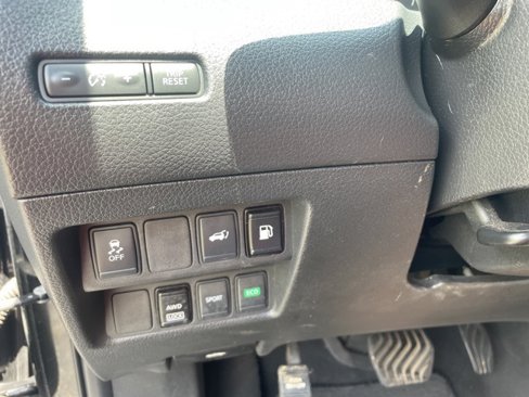 Used 2018 Nissan Rogue SV image 19