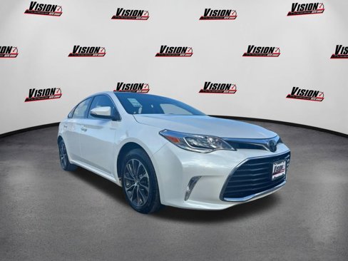 Used 2018 Toyota Avalon XLE image 3
